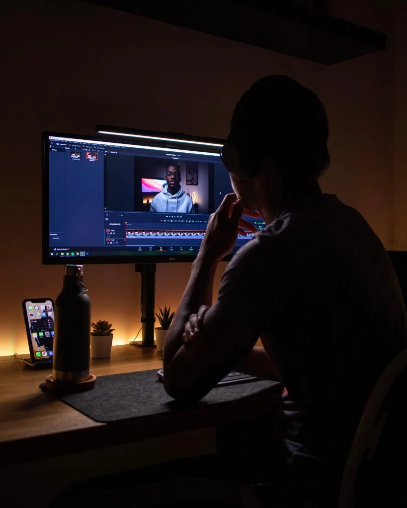nubelson-fernandes-ZdOsQiwp0Ss-unsplash-819×1024 UI And UX Design Course